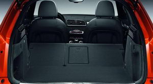 
Vue du coffre de l'Audi Q3, avec toute la banquette rabattue. Le volume de chargement dans ces conditions est raisonnable.
 