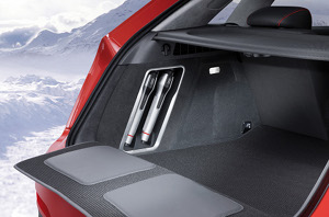 
Le coffre de l'Audi Q3 Vail intgre deux lampes-torches, rechargeables par induction.
 