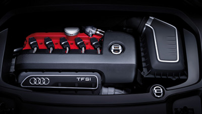 
Prsentation du moteur de l'Audi Q3 Vail. Ce moteur TSFI de 5 cylindres et 2,5L de cylindre dlivre 314 ch. Au menu: injection directe essence, turbo.
 